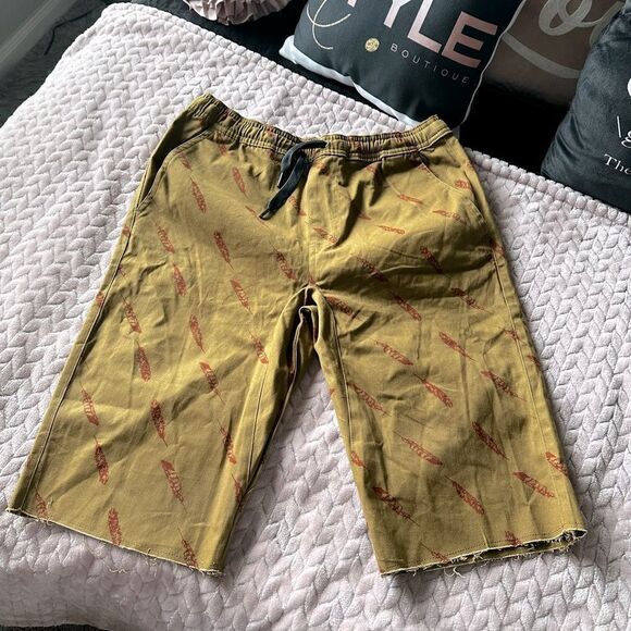 Printed Khaki Shorts! - Picture 1 of 4